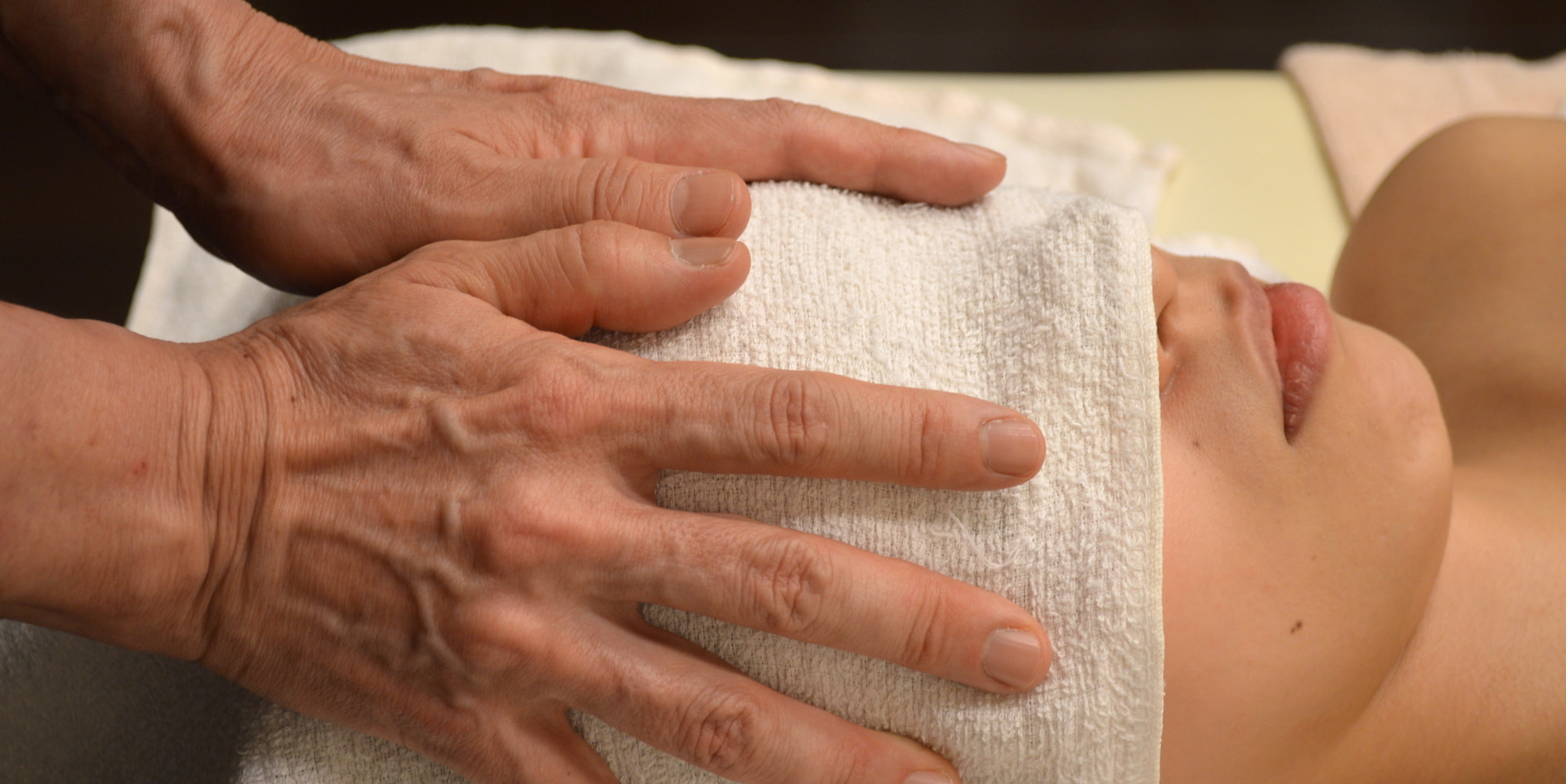 頭皮は脳の包装紙。脳ストレスを取り除き、本来のその人らしさを取り戻すことを目的とした「脳疲労コース」は当サロンの柱のコースです。