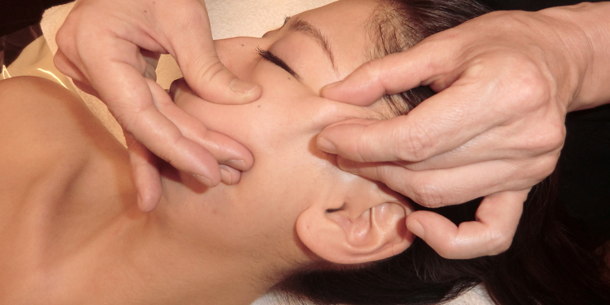 当サロンの「氣・骨・筋®」は、お顔のリラクゼーションにとどまらず、脳脊髄液の流れを意識したメニューです。こだわりの技術をぜひお試しください。