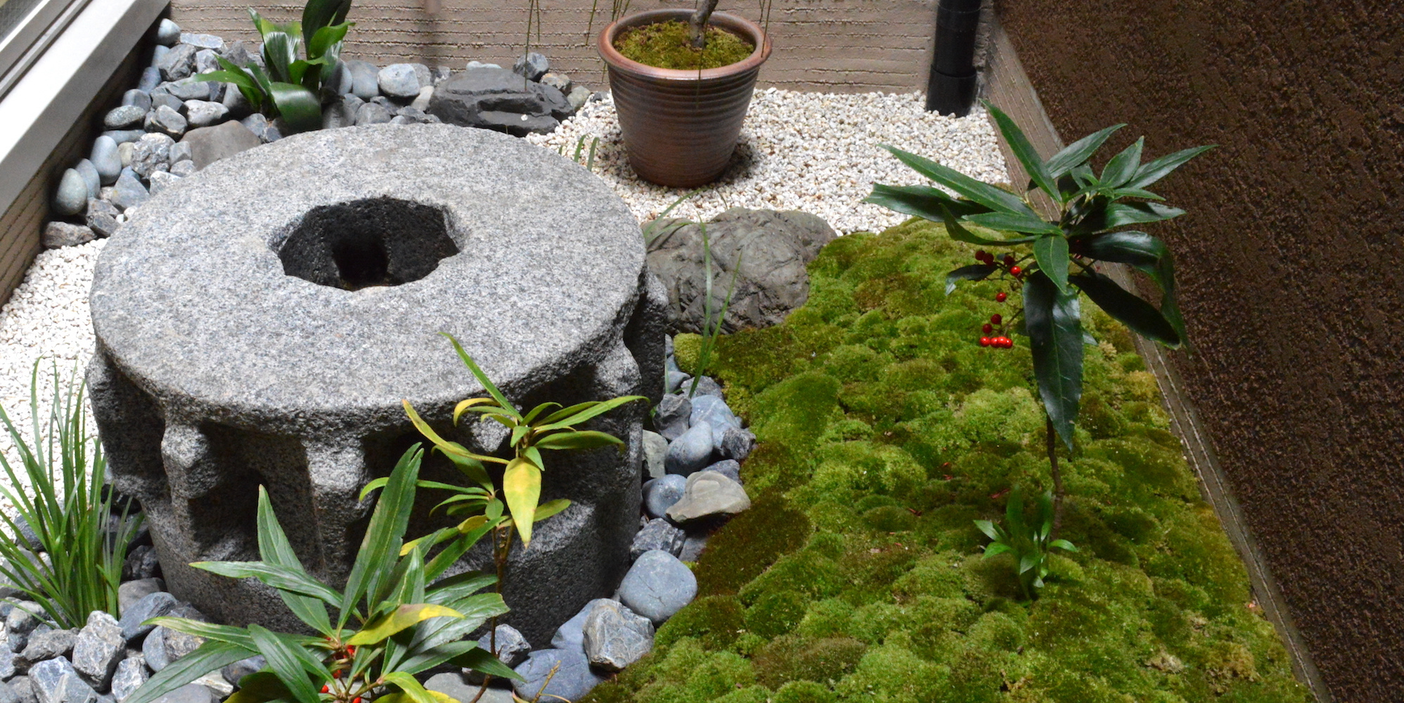 道路沿いから見た店舗