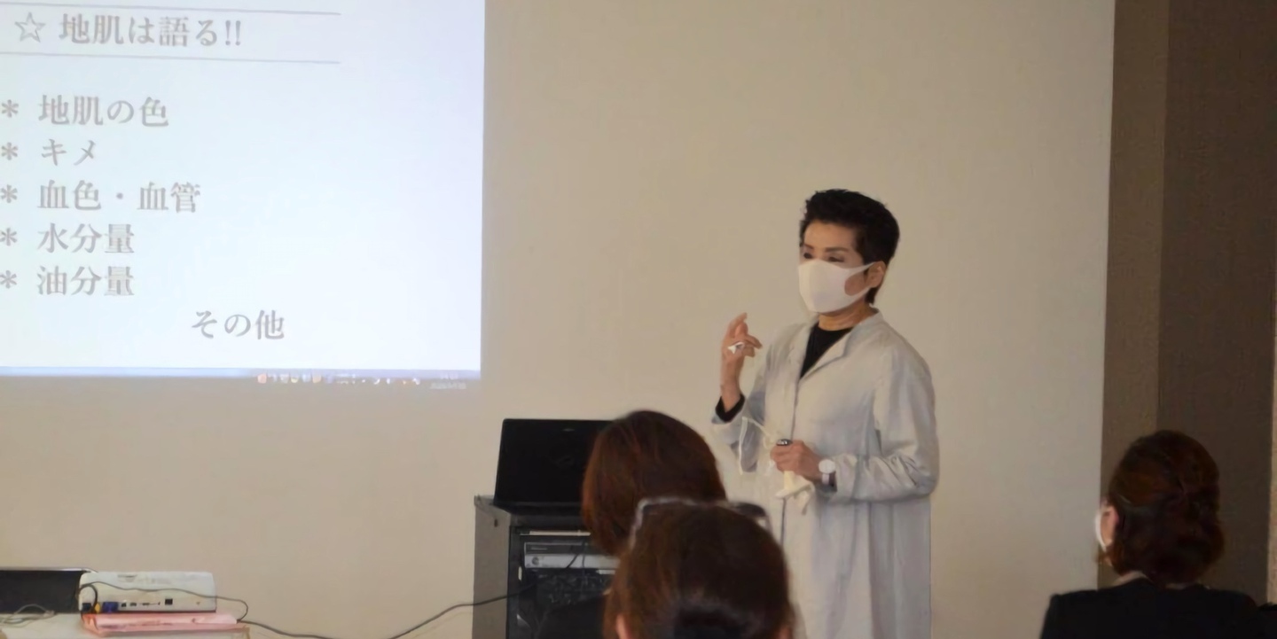 セミナーで講師をする吉田有見